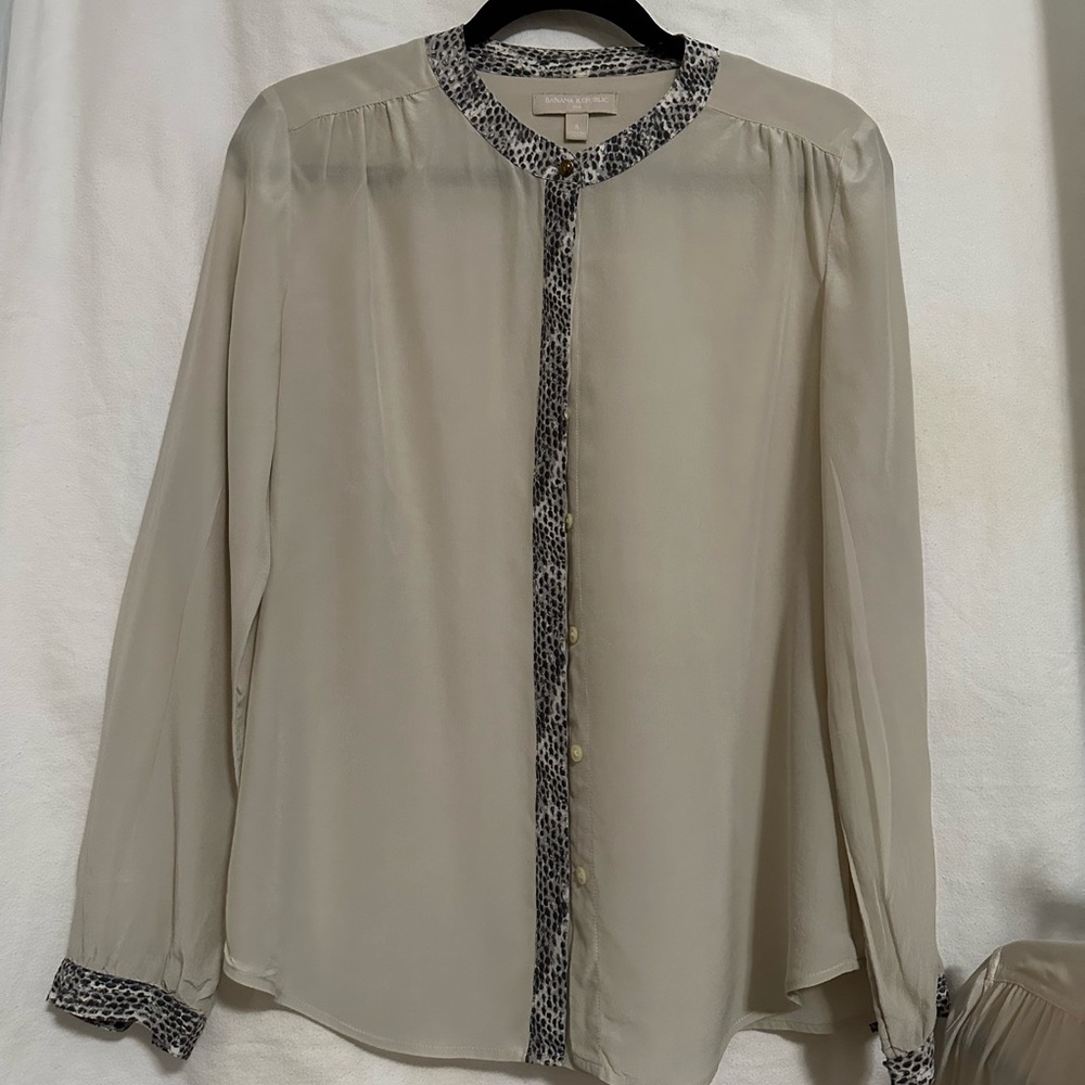 Elegant grey silk Blouse with snake Patterned Trim
